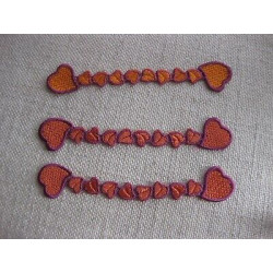 N. 3 applicazioni in tessuto arancio e fuxia a cuore cm 11, x cm 4,5