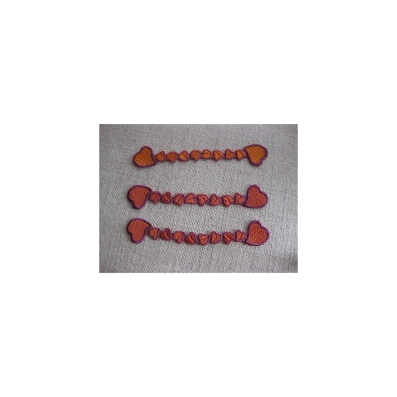 N. 3 applicazioni in tessuto arancio e fuxia a cuore cm 11, x cm 4,5