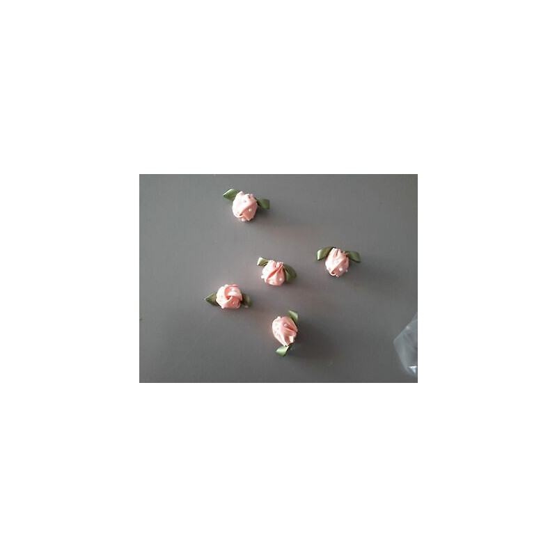 N. 5 Applicazioni forma di roselline in tessuto rosa con perline cm 3