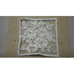 N. 5 Applicazioni decori quadrte in cotone lavorato bianco cm 4,5 cad.
