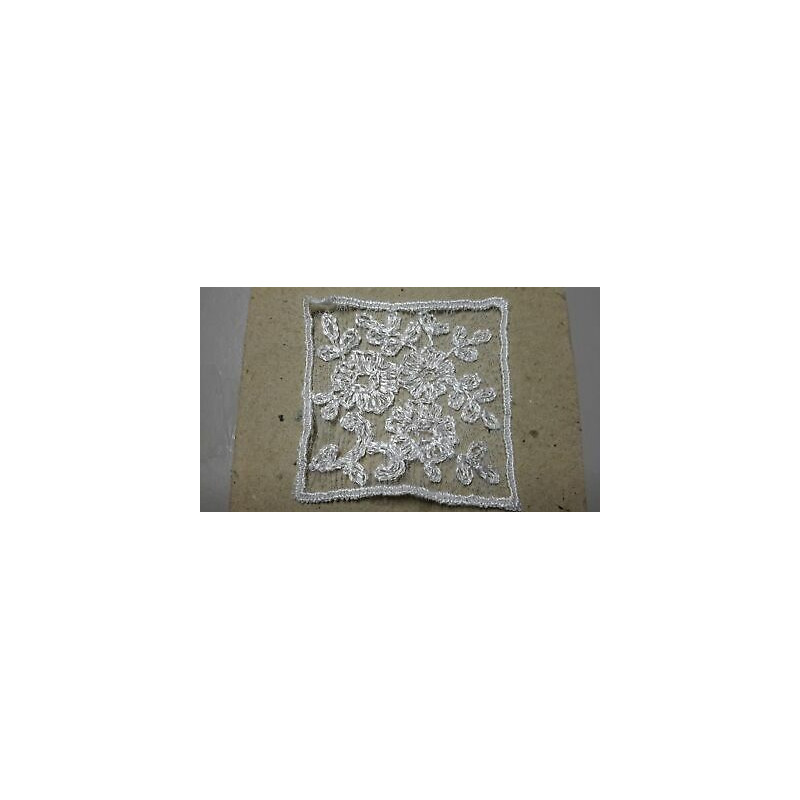 N. 5 Applicazioni decori quadrte in cotone lavorato bianco cm 4,5 cad.