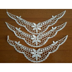 N. 2 Applicazioni decori in macramè bianco con fiori dimensioni cm 25x5 ca