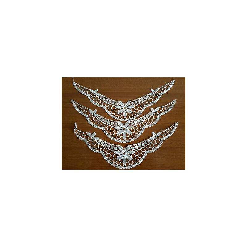 N. 2 Applicazioni decori in macramè bianco con fiori dimensioni cm 25x5 ca