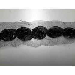 Metri 1 di Passamaneria in tulle deorato con rose in organza colore nero a