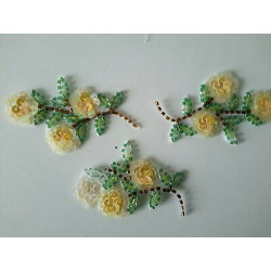 N 3 DECORAZION APPLICAZIONI A FIORI IN PAILLETTES BIANCHI E GIALLI CM 8X5