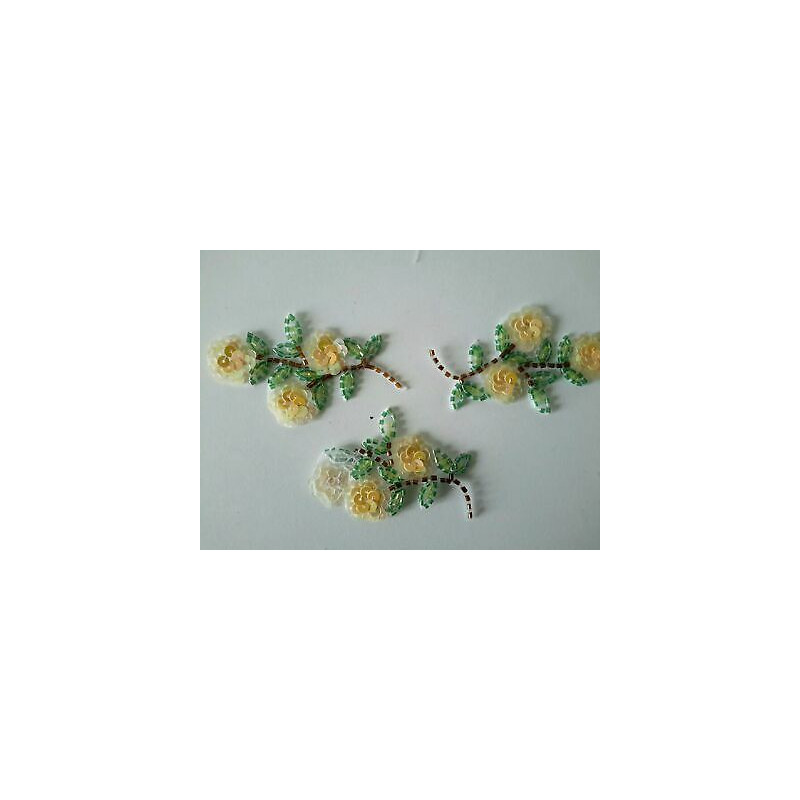 N 3 DECORAZION APPLICAZIONI A FIORI IN PAILLETTES BIANCHI E GIALLI CM 8X5