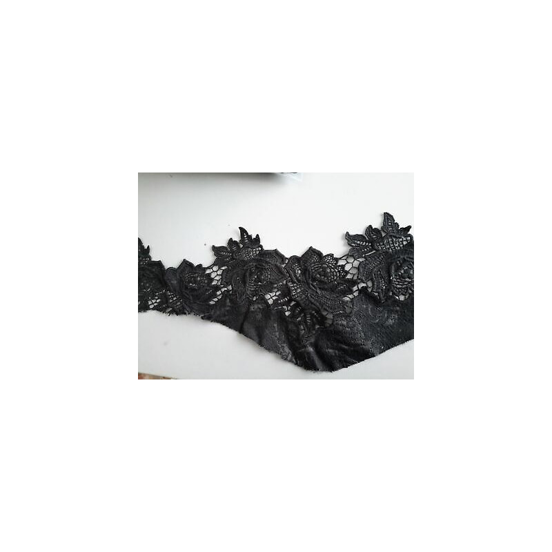 N. 3 Applicazioni in pizzo nero cm 100 x cm 15