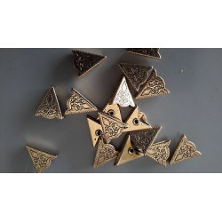 N. 5 Applicazioni, decori a triangolo cm 2 in metallo leggero oro