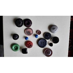 n 13 bottoni varie misure vari colori e dimensioni come foto