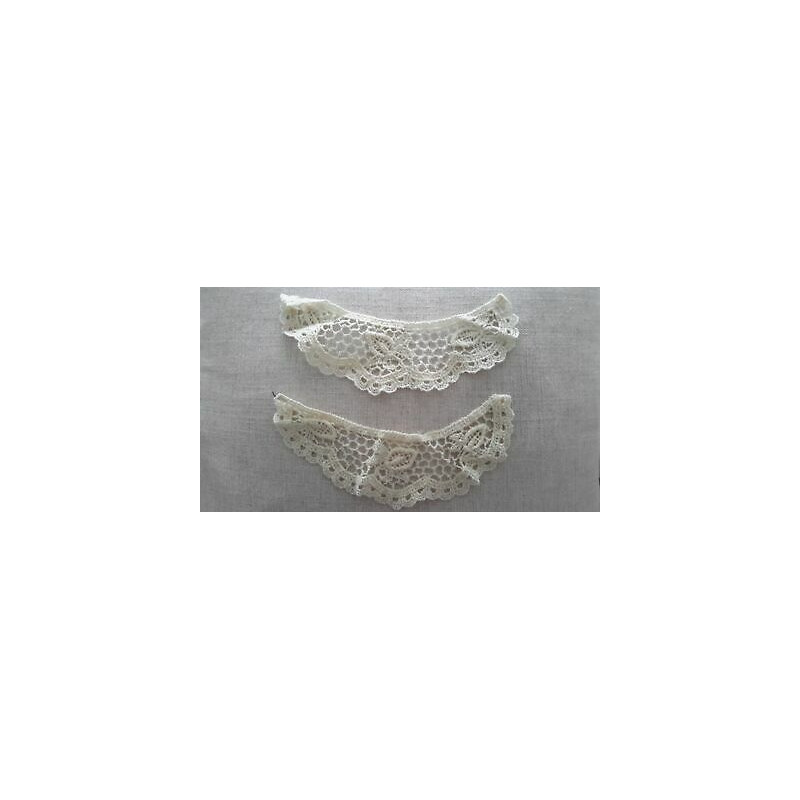 N. 2 Applicazioni decori in pizzo avorio dimensioni cm 20x9 cad.