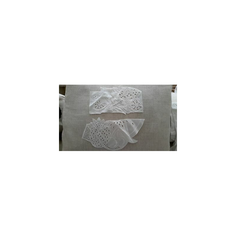N. 2 Applicazioni decori in pizzo sangallo bianco dimensioni cm 21x10 cad.