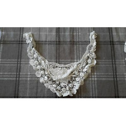 N. 1 Applicazioni decori in pizzo panna dimensioni cm 33x10 cad.