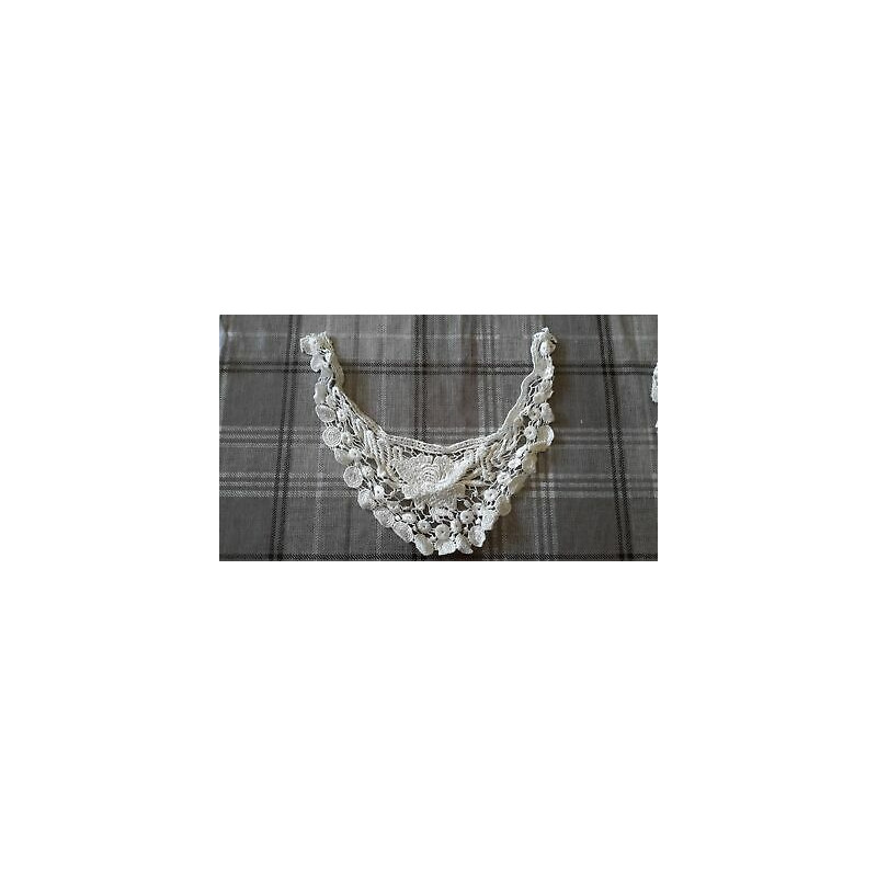 N. 1 Applicazioni decori in pizzo panna dimensioni cm 33x10 cad.
