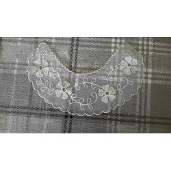 N. 2 Applicazioni decori in pizzo avorio dimensioni cm 20x11 cad.