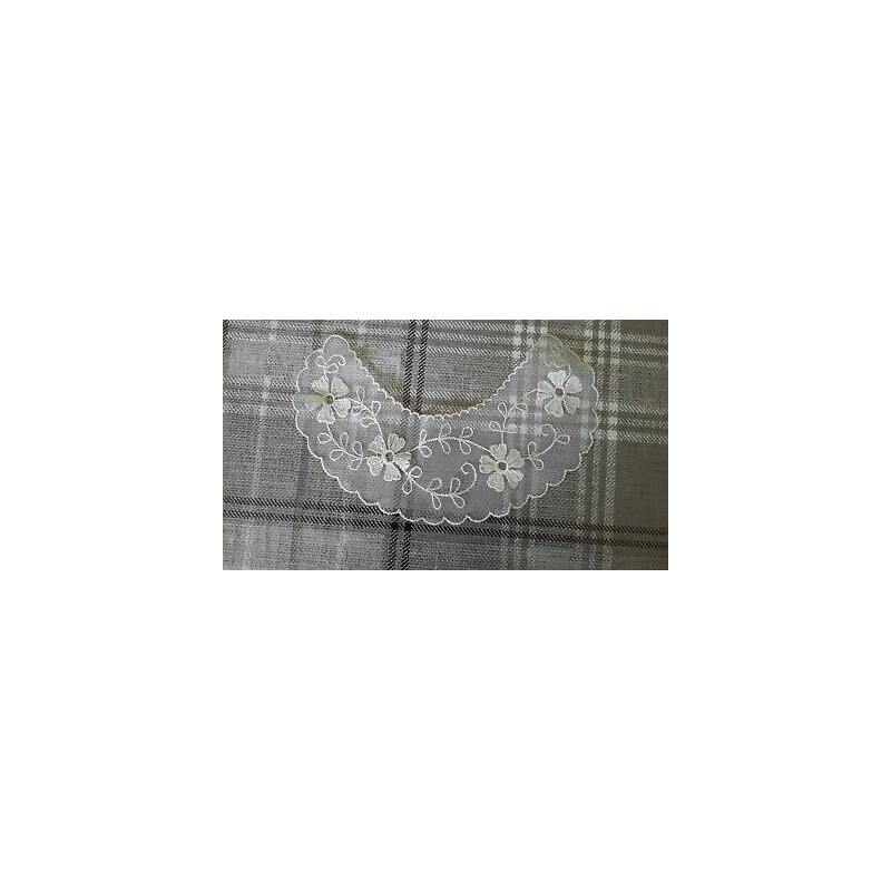 N. 2 Applicazioni decori in pizzo avorio dimensioni cm 20x11 cad.