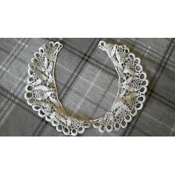 N. 2 Applicazioni decori in pizzo avorio dimensioni cm 33x5,5 cad.