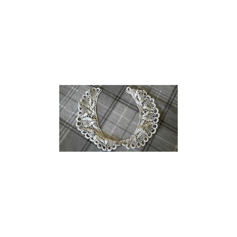 N. 2 Applicazioni decori in pizzo avorio dimensioni cm 33x5,5 cad.