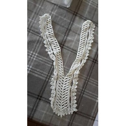 N. 1 Applicazioni decori in pizzo bianco dimensioni cm 34x16 cad.