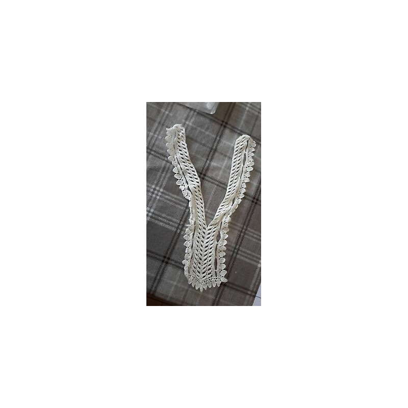 N. 1 Applicazioni decori in pizzo bianco dimensioni cm 34x16 cad.