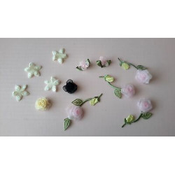 n. 12 Applicazioni varie a fiore in tessuto colori vari come foto