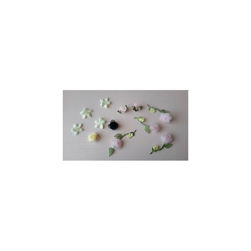 n. 12 Applicazioni varie a fiore in tessuto colori vari come foto