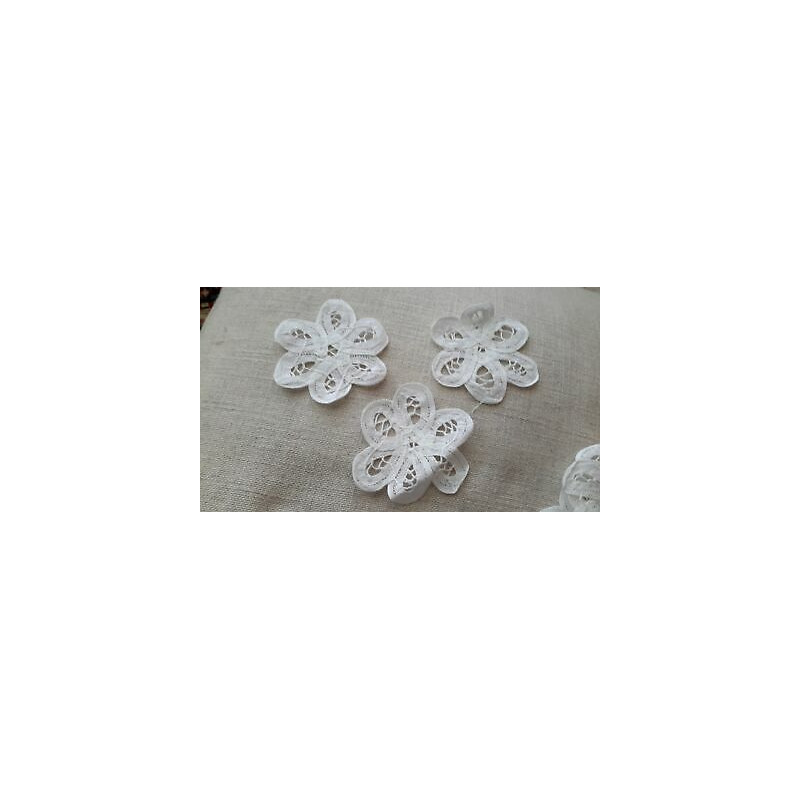 n. 3 Applicazioni in tessuto a fiore colore bianco cm 9