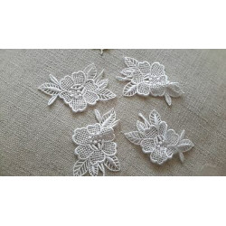 n. 5 Applicazioni in pizzo a fiore da cucire colore bianco cm 8x5,5