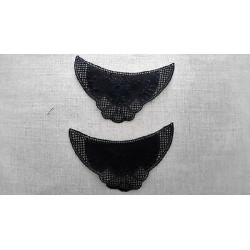 N. 2 Applicazioni decori in pizzo nero dimensioni cm 16x6,5 cad.